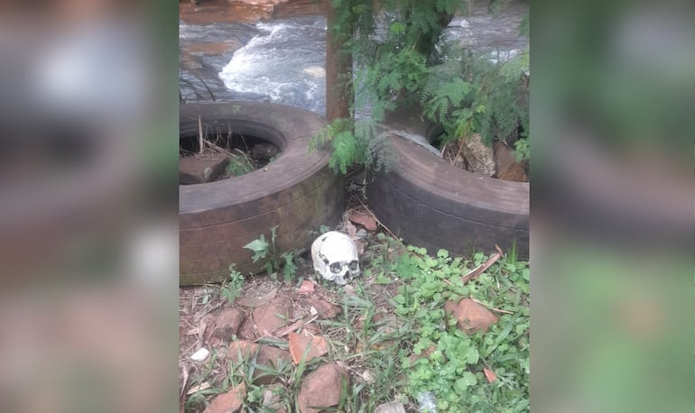 El resto óseo fue retirado del agua por niños que estaban jugando en inmediaciones del arroyo.