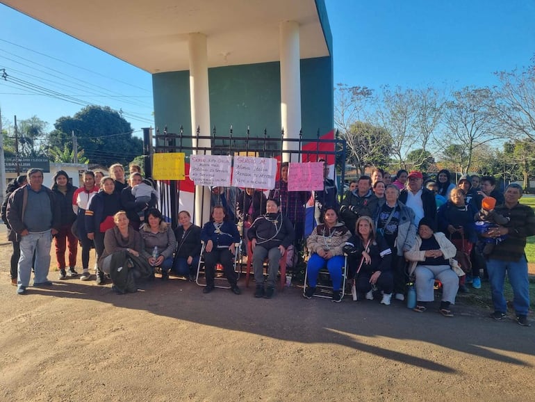 Pobladores de la localidad de Nueva Italia se manifestaron frente al centro de salud local.