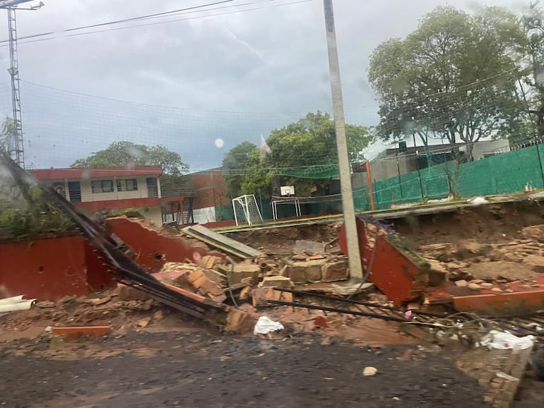 Muralla externa del Colegio Nuevo Milenio quedó destruida.