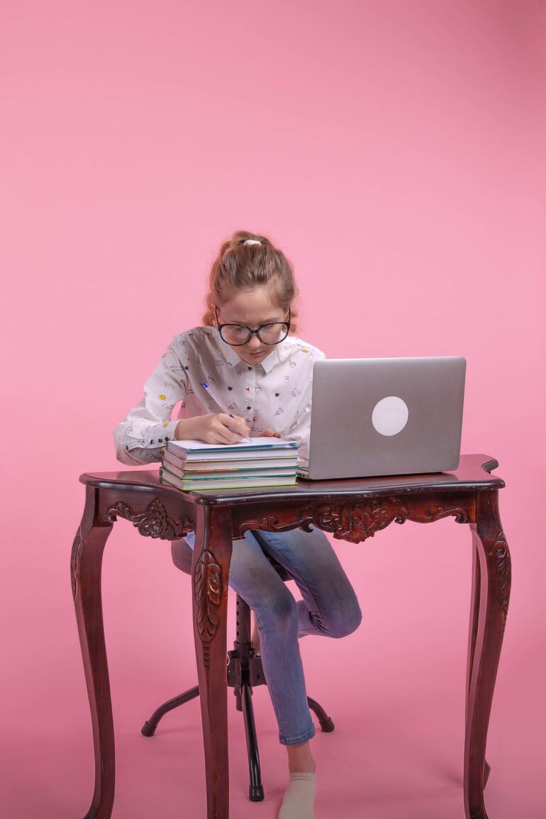  Uno de los grandes desafíos con los cuales se topa la educación a chicos centennials es educarles en actividades que inciten sus capacidades escolares y personales, promoviendo herramientas de interacción social y fortaleciendo los valores en el entorno en el cual se desenvuelven.