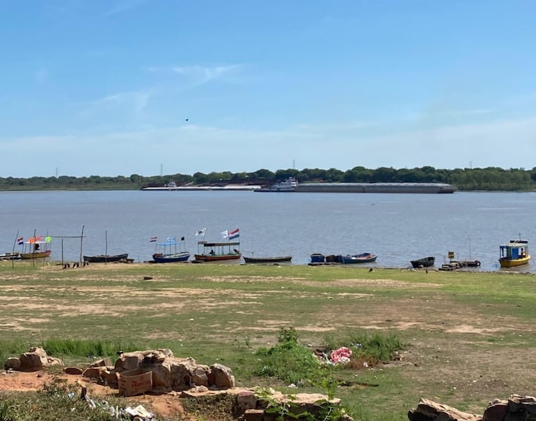 Vista del Río Paraguay desde la zona de Piquete Cué, en la ciudad de Limpio, donde pequeñas embarcaciones locales reposan en la orilla bajo un cielo despejado. (archivo).