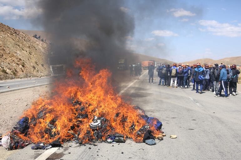 Una vía bloqueada durante enfrentamientos entre simpatizantes del expresidente de Bolivia y líder del oficialismo, Evo Morales, y seguidores del presidente de Bolivia, Luis Arce,  en la carretera La Paz-Oruro, municipio de Vila Vila (Bolivia). 