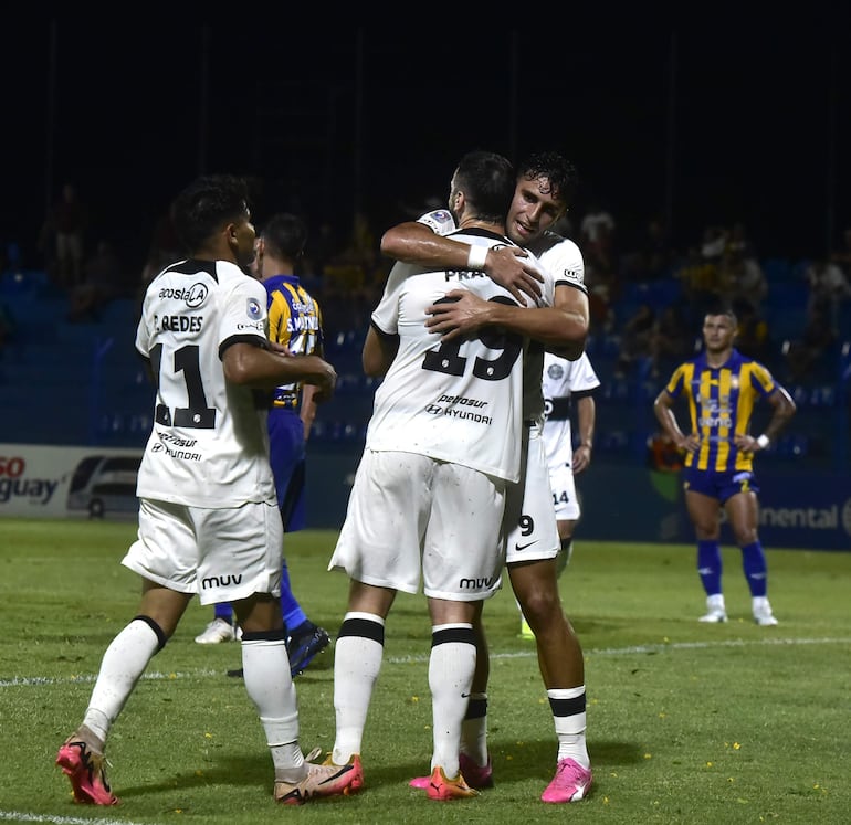 Kevin Daniel Parzajuk (22 años) abraza a Lucas David Pratto (36), quien le dio el pase para el gol sobre el final.