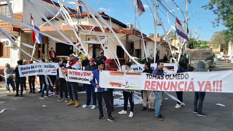 Un grupo de ciudadanos de Ñemby se manifestó hoy y exigió la renuncia del intendente municipal Tomás Olmedo (ANR).