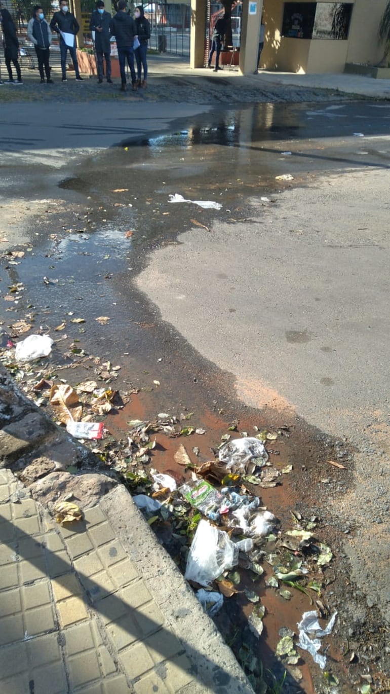 Frente a la sede central de la Facultad de Filosofia también se observa una importante pérdida de agua que ya fue reportada a la Essap.