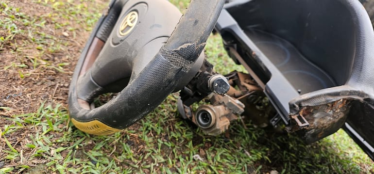 Piezas de autos presuntamente robados encontradas en una granja de Piribebuy tras allanamiento de la Policía Nacional con la Fiscalía.