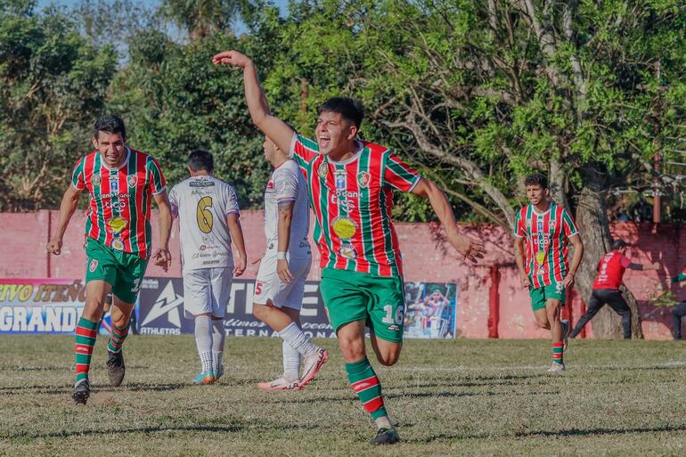 Juan Matías Riveros celebra el tanto de apertura en el marcador, en el triunfo "rojiverde" sobre el líder Sportivo Iteño. (Foto: APF)