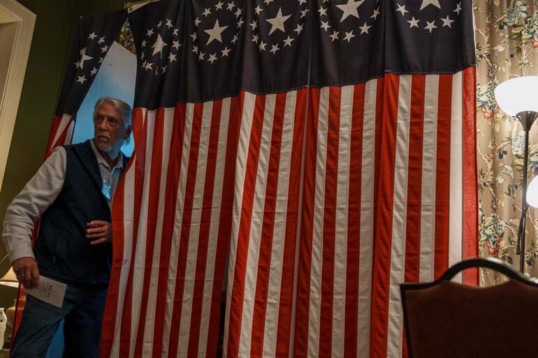 Un vecino de la localidad de Dixville Notch, Nueva Hampshire, vota este martes en las elecciones de Estados Unidos.