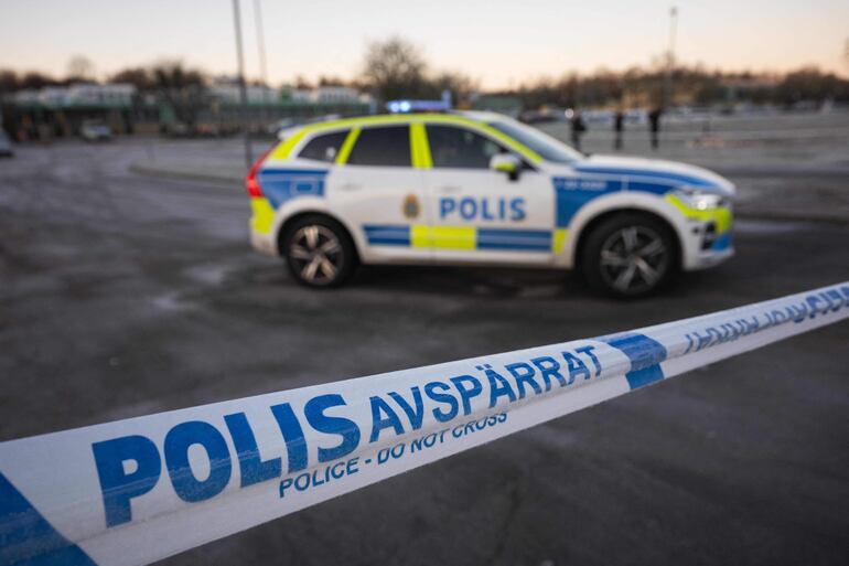 Agentes de policía hacen guardia frente al centro de educación para adultos Campus Risbergska en Orebro, Suecia, el 6 de febrero de 2025, dos días después de que un tiroteo dejara once muertos.