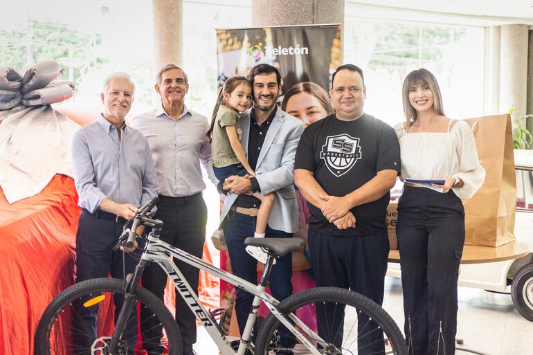 Ganadora de una bicicleta sorteada en la rifa de Teletón. (gentileza).