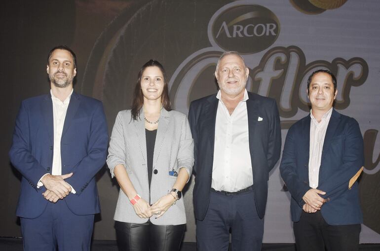 Alejandro Jermolieff, gerente de Marketing de Arcor; Fatima Mallorquin, jefa de Marketing de Arcor; Daniel Pino, gerente general de Arcor, y Marcos Rolon, gerente comercial de Arcor, durante la presentación de galletas Cofler.