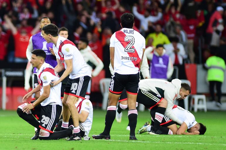 Los jugadores de River Plate reaccionan al perder la serie de octavos de final de la Copa Libertadores contra en el estadio Beira-Rio, en Porto Alegre, Brasil.