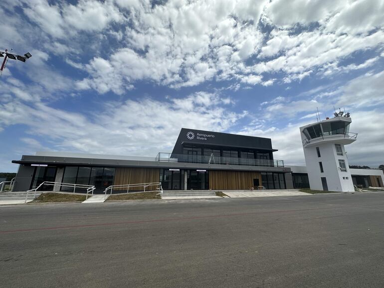 Uruguay y Brasil inauguraron el primer aeropuerto binacional de América en el departamento uruguayo de Rivera (norte), fronterizo entre ambos países.