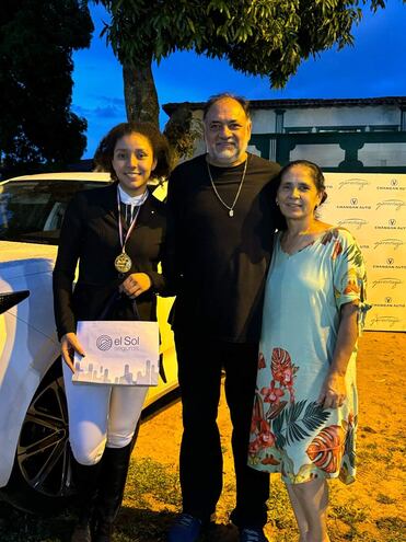 Belén Giménez Benegas, junto a sus padres Pedro y Magdalena, llevó los lauros en la 1,30 metro.