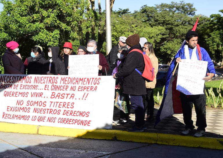 Queremos nuestros medicamentos, queremos vivir, es el reclamo realizado por los pacientes oncológicos, que denunciaron gastos millonarios por falta de insumos y medicamentos en el IPS. 