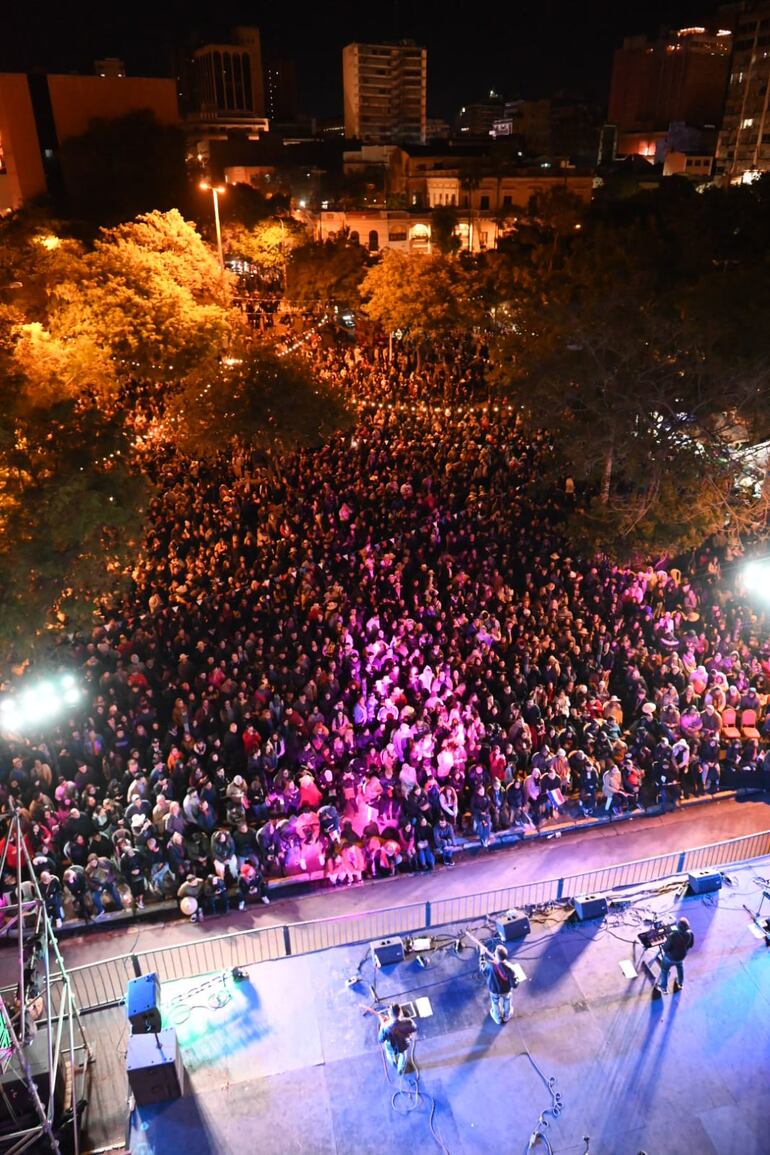 En la plaza de Armas se llevó a cabo la serenata principal, donde a la medianoche también se explotaron fuegos artificiales.