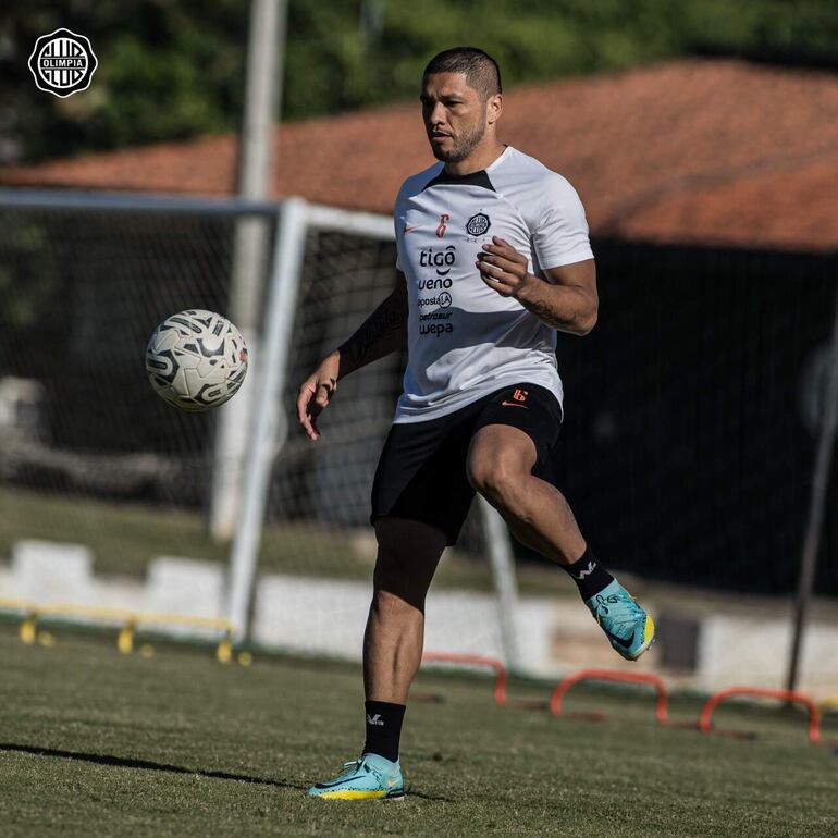 Richard Ortiz (34 años) volante y capitán del elenco franjeado.