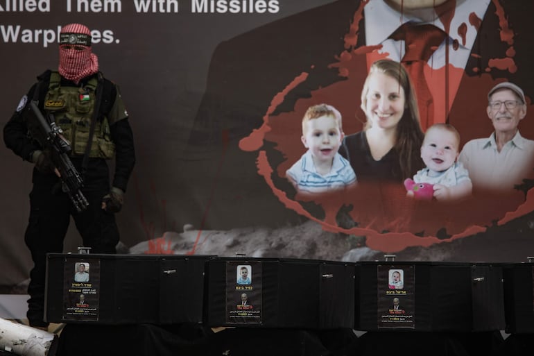 Los ataúdes que contienen los cuerpos de Ariel, Kfir Bibas y Oded Lifshitz en un escenario antes de ser entregados a la Cruz Roja por Hamás en Khan Yunis, al sur de la Franja de Gaza, el 20 de febrero de 2025. 