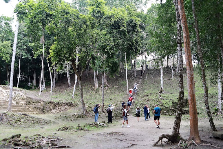 Turistas recorren la zona arqueológica de Ichkabal este lunes en el municipio de Bacalar en Quintana Roo (México). El Gobierno de México abrió este año al público la zona arqueológica de Ichkabal, una ciudad más antigua que Chichén Itzá y descubierta hace tres décadas por un grupo de arqueólogos mexicanos escondida entre la selva maya, en el Caribe mexicano.