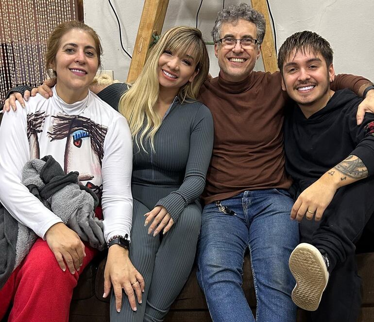 Tana Schémbori, Marilina, Juanca Maneglia y Will Fretes vieron felices el séptimo capítulo de la serie Marilina: Atreverse a soñar.