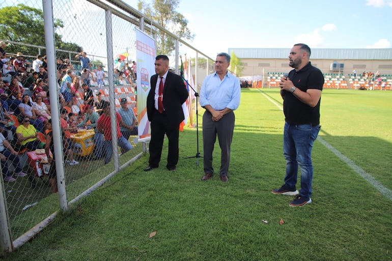 El ministro de Deportes, César Ramírez, y a su derecha el presidente de la UFI, Óscar Ramírez, en el acto de inauguración.