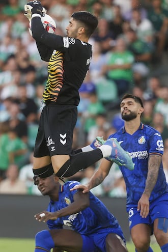 SEVILLA, 18/09/2024.- El guardameta portugués del Betis, RuiSilva (i), atrapa un balón durante el partido de la jornada 3 de LaLiga, este miércoles en el estadio Benito Villamarín de Sevilla. EFE/ José Manuel Vidal
