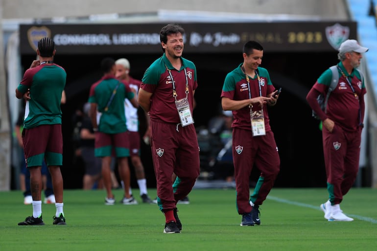 El brasileño Fernando Diniz, entrenador de Fluminense, hace reconocimiento de campo previo al partido de la final de la Copa Libertadores ante Boca Juniors en el estadio Maracaná, en Río de Janeiro.
