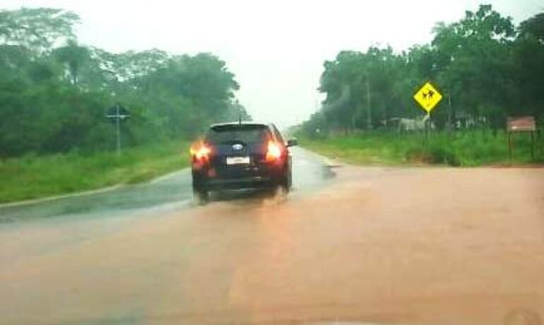 Peligroso raudal sobre ruta Carapeguá - Nueva Italia. 