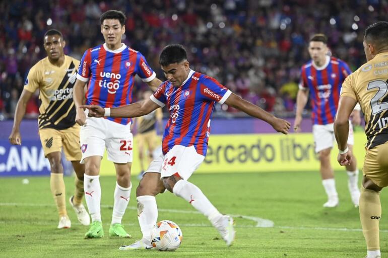 El paraguayo Miguel Benítez (d), jugador de Cerro Porteño, ejecuta el remate que termina en gol durante el partido frente a Athletico Paranaense por la ida de los playoffs de octavos de final de la Copa Sudamericana 2024 en el estadio La Nueva Olla, en Asunción.