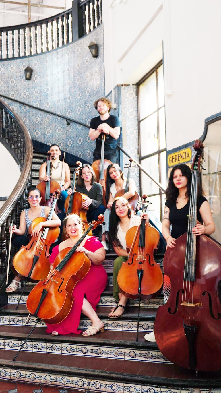 Gabriel junto a las integrantes de la Orquesta de Violonchelos.