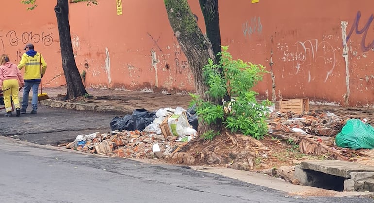 Además de los escombros, también hay acumulación de basuras.