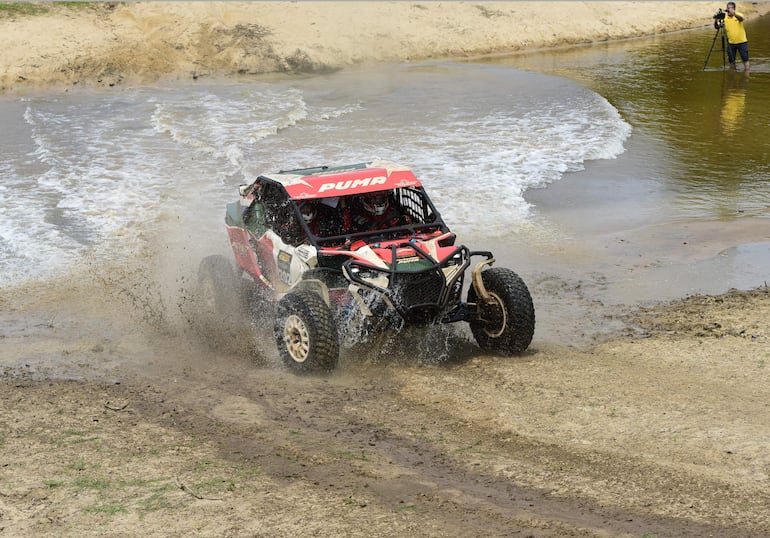 Óscar Santos y Mirna Pereira (Can Am Maverick R) lideran la clasificación provisional en la categoría T3 (UTV) al cierre de la etapa.