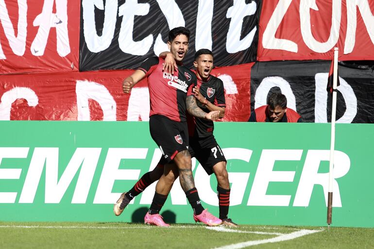 Jorge Recalde (i) con su compañero Iván Gómez tras anotar el gol para Newell's ante Unión de Santa Fe.