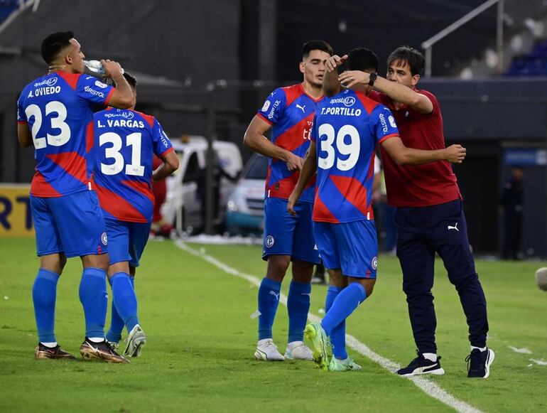 Diego Gavilán (d), entrenador de Cerro Porteño, en el partido contra Tacuary por la novena jornada del torneo Clausura 2023 del fútbol paraguayo en el estadio Defensores del Chaco, en Asunción.