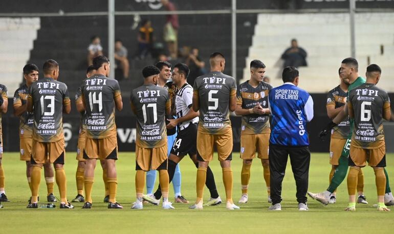 Los jugadores de Ameliano realizan el tradicional “pasillo de campeón” a Libertad.