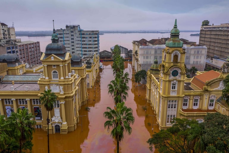 Vista aérea del Museo de Arte de Rio Grande do Sul (MARGS) inundado en el centro de la ciudad de Porto Alegre, estado de Rio Grande do Sul, Brasil.