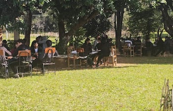 Escolares de la escuela San Rafael y colegio nacional desde hace dos años dan clases bajo árboles.