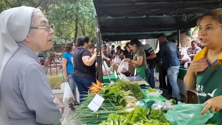 Ofrecen productos frescos, directamente del campo a la mesa de los asuncenos.