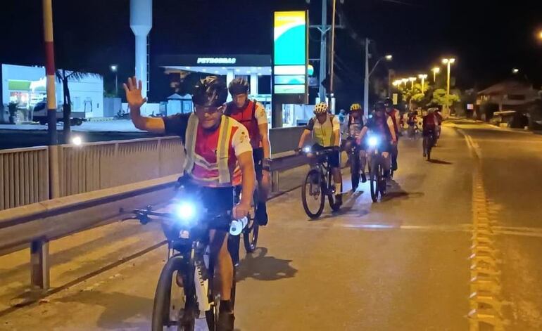 A tempranas horas de este viernes ciclistas promeseros de Pilar partieron rumbo a Caacupé. El grupo compuesto por 14 personas estiman que llegarán aproximadamente a las 10:00 del domingo tras un recorrido de 350 km.