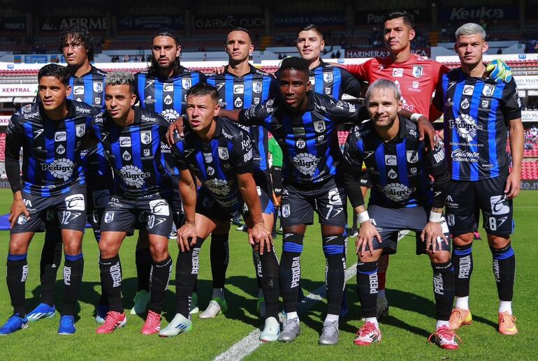 Formación titular que presentó este domingo el Querétaro, con los paraguayos José Canale  (arriba, izquierda), Josúe Colmán (abajo, derecha) y Rodrigo Bogaría (arriba, derecha), para enfrentar al Puebla.