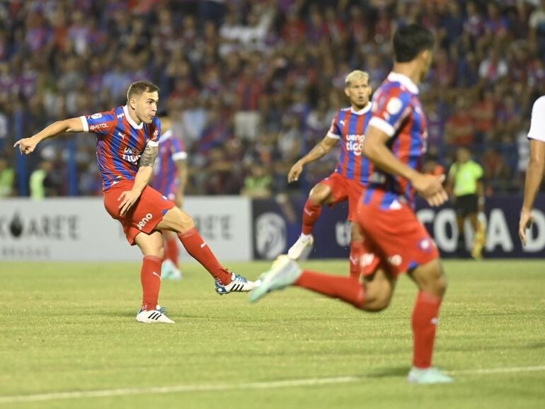 Robert Piris da Motta, futbolista de Cerro Porteño, ejecuta el balón en un partido frente al Sportivo Ameliano por la segunda fecha del torneo Apertura 2024 del fútbol paraguayo en el estadio Luis Alfonso Giagni, en Villa Elisa.