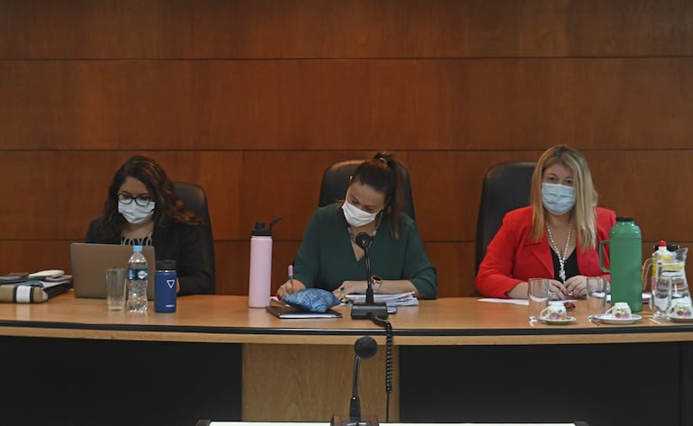 Jueces Yolanda Morel, Yolanda Portillo y Elsa García, miembros del tribunal de sentencia.  