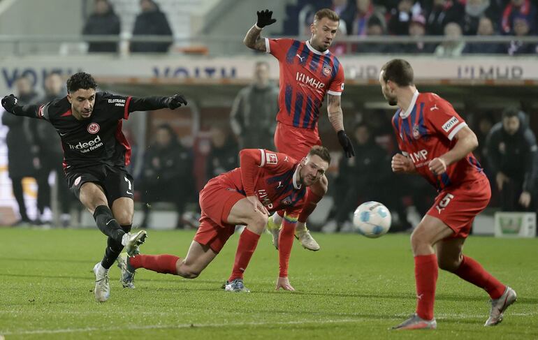 Heidenheim (Germany), 01/12/2024.- Patrick Mainka of Heidenheim (R) in action against Omar Marmoush of Frankfurt (L) during the German Bundesliga soccer match between 1. FC Heidenheim 1846 and Eintracht Frankfurt in Heidenheim, Germany, 01 December 2024. (Alemania) EFE/EPA/RONALD WITTEK CONDITIONS - ATTENTION: The DFL regulations prohibit any use of photographs as image sequences and/or quasi-video.
