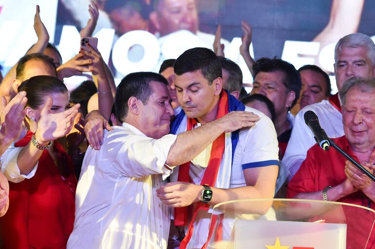 Abrazo entre Horacio Cartes y Santiago Peña.