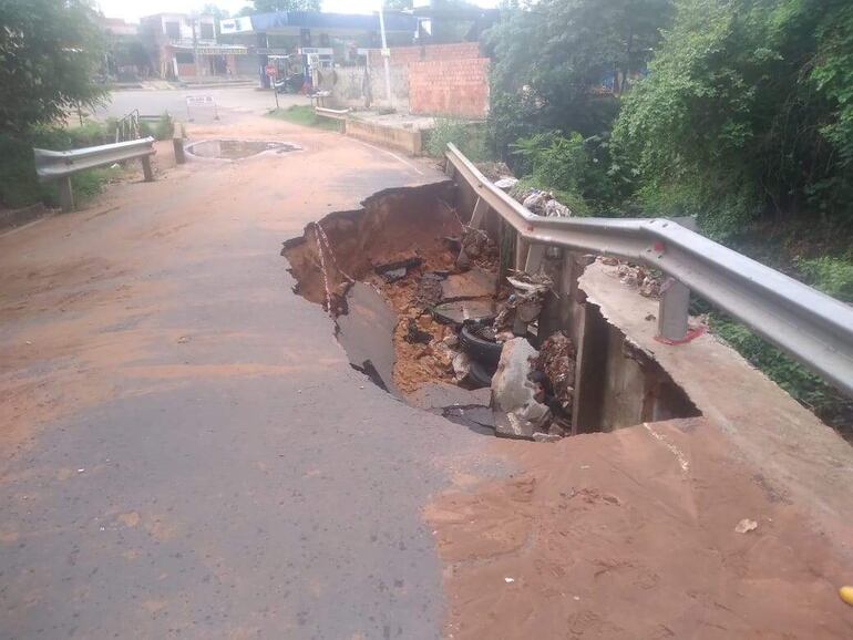 Tras la lluvia de hoy el puente del barrio Villa Anita de Ñemby quedó seriamente dañado. La pasarela comunica con Villa Elisa.