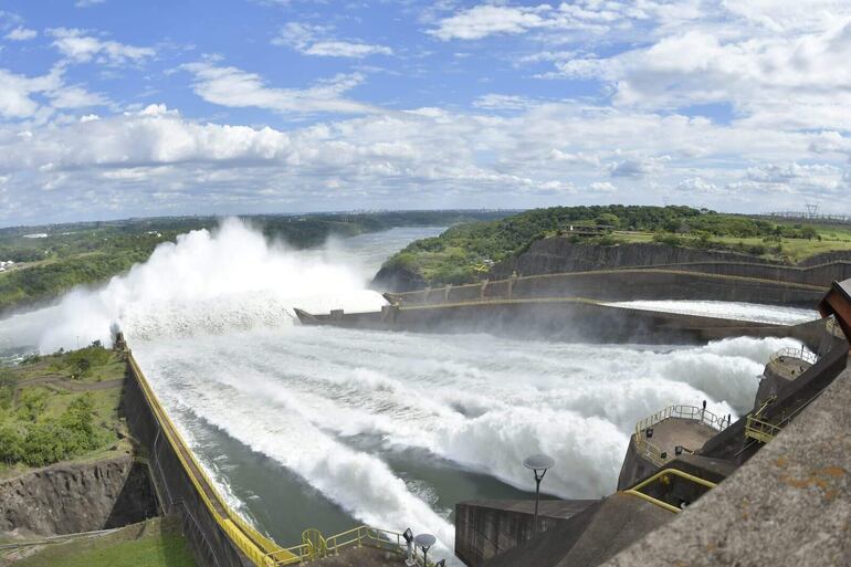 FOTOMAIL 19-02-2023 ECONOMIA
TRAS SIETE AÑOS, ITAIPU VOLVIÓ A ABRIR DOS CANALETAS DE SU VERTEDERO