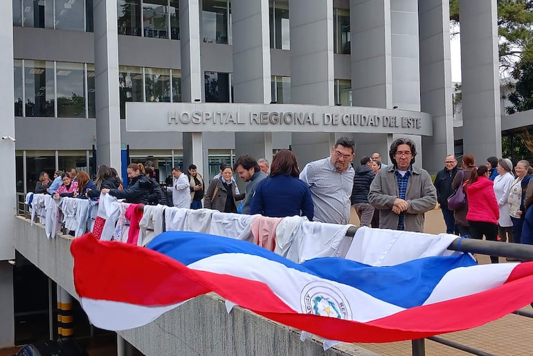 Médicos en protesta frente a IPS de Ciudad del Este.