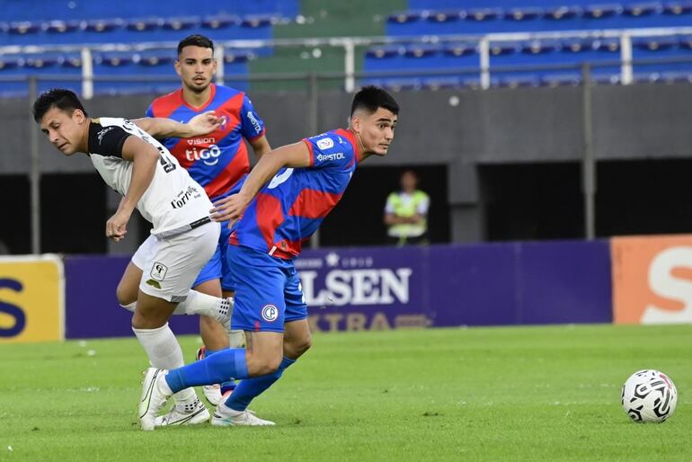 Disputa de balón entre Marcelo Paredes (Tacuary) y Wilder Viera (Cerro Porteño).