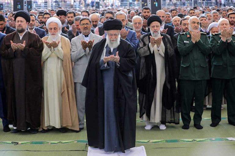 El líder iraní, el ayatolá Alí Jamenei, junto a otras autoridades, durante un rito islámico en Teherán, capital iraní.  