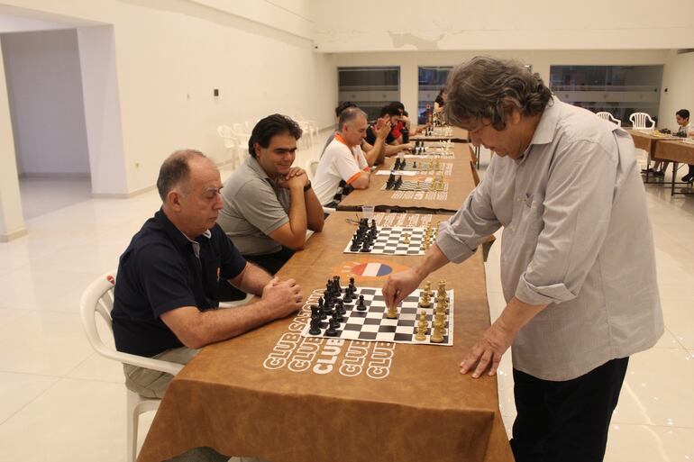 Luis Rojas, titular del Deportivo Sajonia, enfrentando las simultáneas con el GM Zenón Franco.